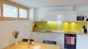 Kühlschrank, Ofen, Geschirrspüler, Wasserkocher mit Kaffee-/Teezubehör