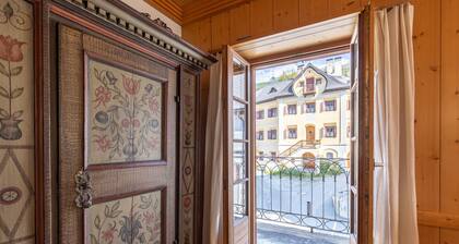 Chasa Tredeschin: Holiday flat with style in the village center of Sent