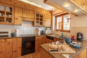 Kjøleskap, ovn, oppvaskmaskin og kaffetrakter/tekoker