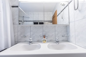 Een douche, handdoeken