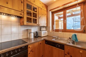 Fridge, oven, dishwasher, coffee/tea maker