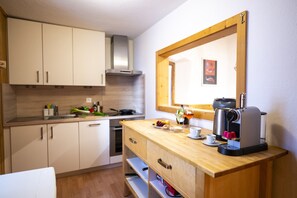 Refrigerador, horno, lavavajillas y cafetera y tetera 