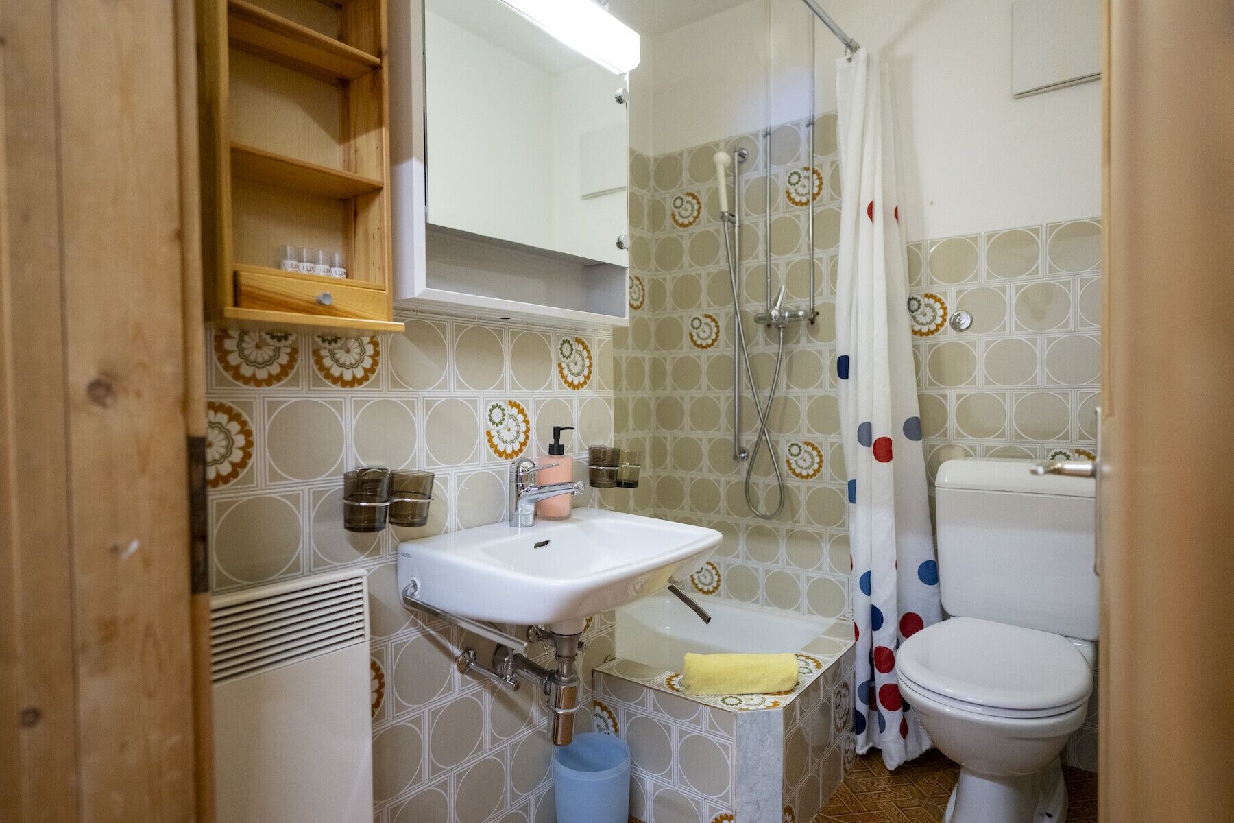 Ein Badezimmer mit Waschbecken, Toilette und Duschbereich.