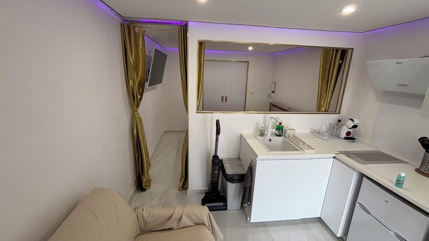 A modern bathroom with a sink, mirror, and a shower area. - Cap paradis (La Grande-Motte)