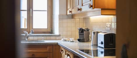Fridge, oven, dishwasher, coffee/tea maker