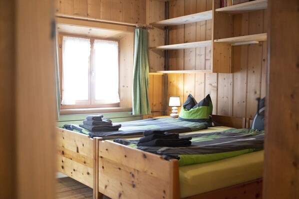 4 bedrooms, free WiFi, bed sheets