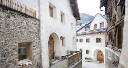 Chasa Riatsch: Renovated Engadine house in the centre of Ardez