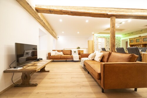 Chasa Capricorn Sent: Spacious 5-room apartment in alpine chic style in the heart of Sent