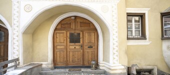 Chasa Capricorn Sent: Spacious 5-room apartment in alpine chic style in the heart of Sent