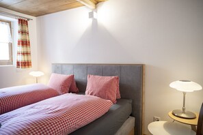 4 bedrooms, free WiFi, bed sheets - Chasa Capricorn Sent: Spacious 5-room apartment in alpine chic style in the heart of Sent (Sent)