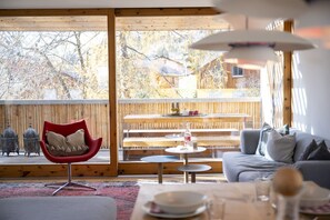 Outdoor dining - Chasa 5: Modern 4 ½-room vacation home with panoramic views and the scent of the Swiss stone pine (Scuol)