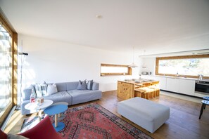 TV - Chasa 5: Modern 4 ½-room vacation home with panoramic views and the scent of the Swiss stone pine (Scuol)