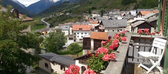Chasa Suot Chastè: 4.5-room attic flat directly under the Ardez tower
