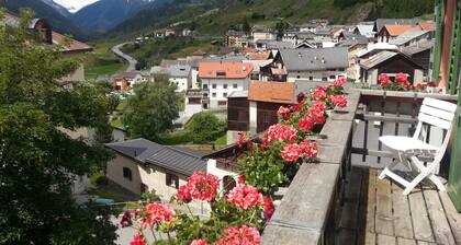 Chasa Suot Chastè: 4.5-Zimmer-Attikawohnung direkt unter dem Ardezer Turm