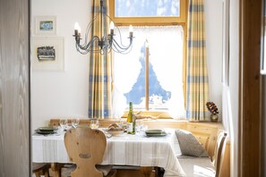 Dining - Chasa Suot Chastè: 4.5-room attic flat directly under the Ardez tower (Ardez)