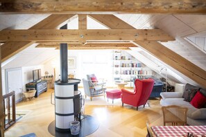 TV, books - Chasa Suot Chastè: 4.5-room attic flat directly under the Ardez tower (Ardez)