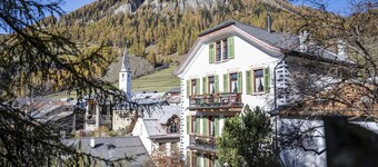 Chasa Suot Chastè: 4.5-room attic flat directly under the Ardez tower