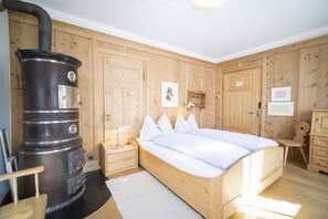 3 bedrooms, free WiFi, bed sheets - Chasa Suot Chastè: 4.5-room attic flat directly under the Ardez tower (Ardez)