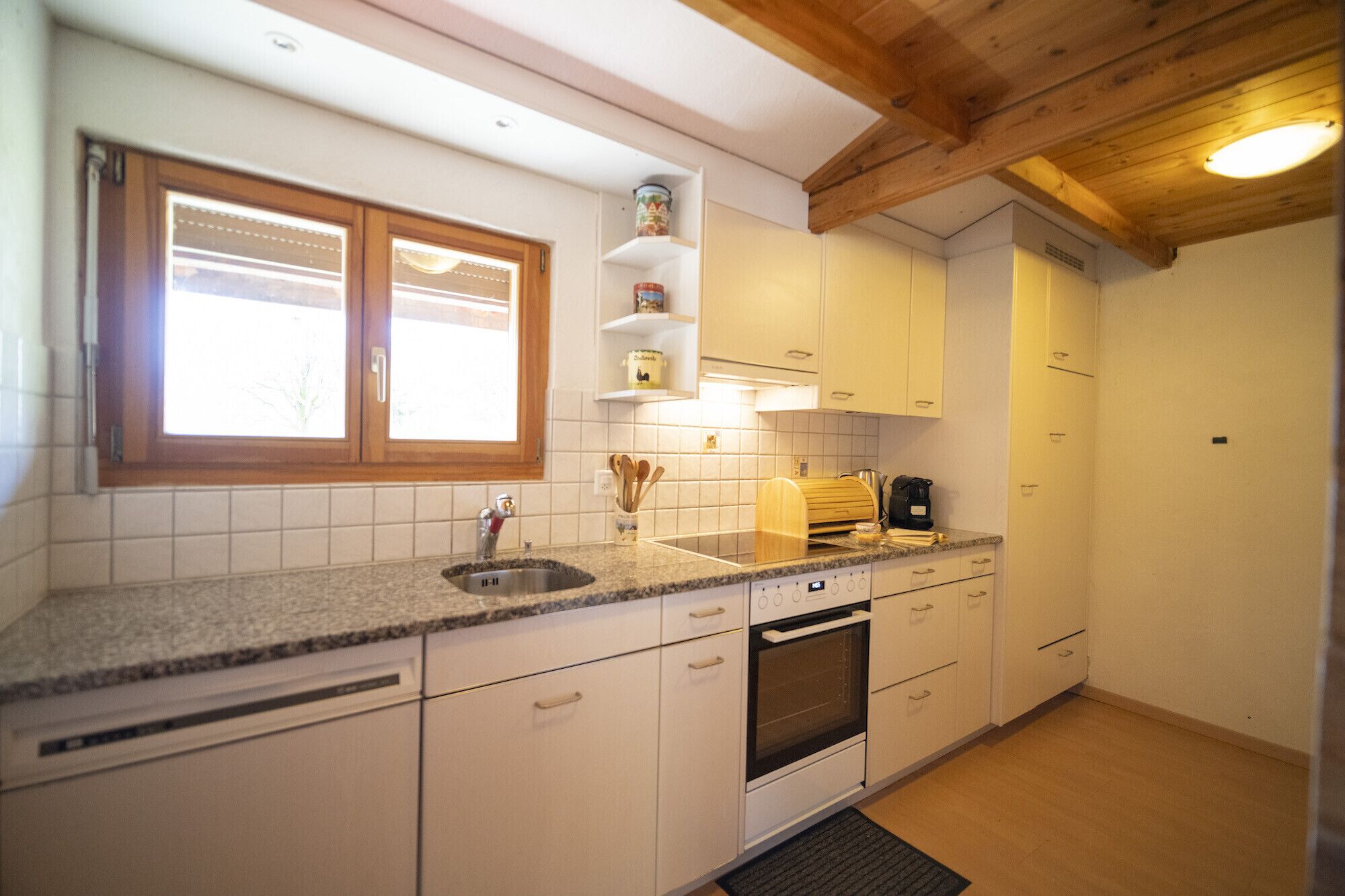 Fridge, oven, coffee/tea maker, electric kettle