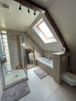 Shower, jetted bath, hair dryer, towels - Maison à 10 Mins de Versailles Piscine et Chambres Climatisées (Louveciennes)