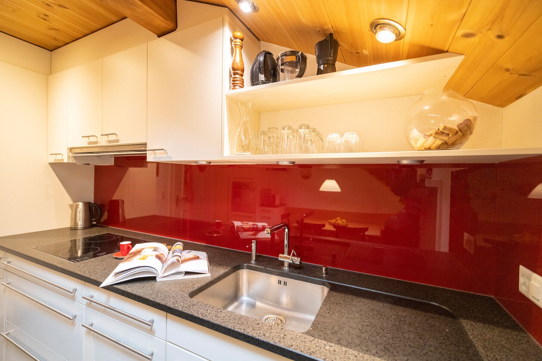Kühlschrank, Ofen, Geschirrspüler, Wasserkocher mit Kaffee-/Teezubehör