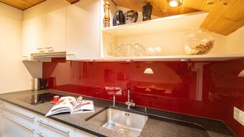 Kühlschrank, Ofen, Geschirrspüler, Wasserkocher mit Kaffee-/Teezubehör