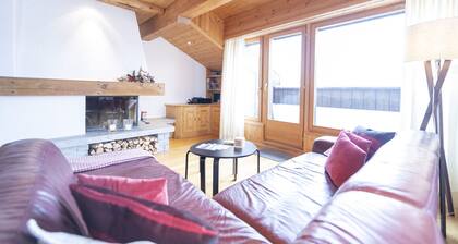 Chasa Rontsch Madlaina: Charmante 4.5 Zimmer-Dachwohnung mit Panorama-Aussicht mitten in Ftan