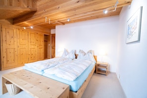 3 bedrooms, free WiFi, bed sheets