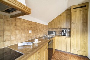 Kjøleskap, mikrobølgeovn, ovn og oppvaskmaskin