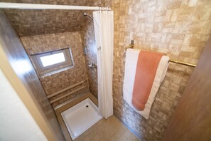 Douche, sèche-cheveux, serviettes fournies