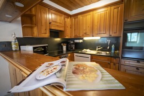 Kjøleskap, mikrobølgeovn, ovn og oppvaskmaskin