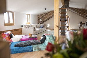 TV - Chasa Bao: Luxurious new 4.5-room penthouse flat with balcony and view in Sent (Sent)