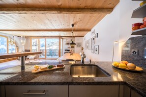 Kühlschrank, Ofen, Geschirrspüler, Wasserkocher mit Kaffee-/Teezubehör