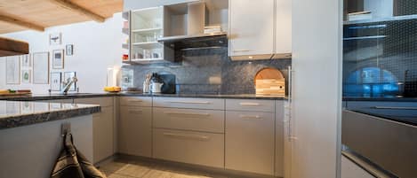 Refrigerador, horno, lavavajillas y cafetera y tetera