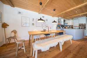 Dining - Chasa Pro La Tuor: Renovated exclusive 4.5-room flat in an Engadine house in the historic residential tower from the 13th century (Ardez)