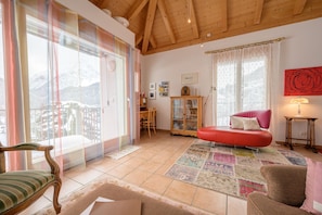 TV - Palazzi Pratour: Spacious 4.5 room maisonette flat with views above the historic part of the village (Scuol)