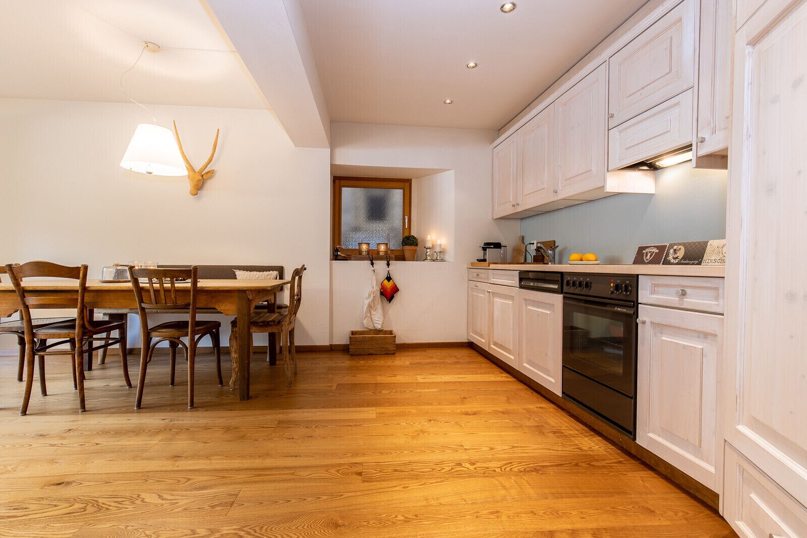 Réfrigérateur, four, lave-vaisselle, cafetière/bouilloire