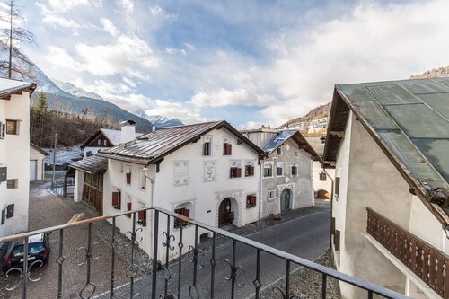 Chasa Praem: Renovierte 4.5 Zimmer Ferienwohnung in Scuol sot