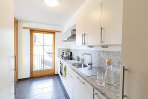 Fridge, oven, dishwasher, coffee/tea maker