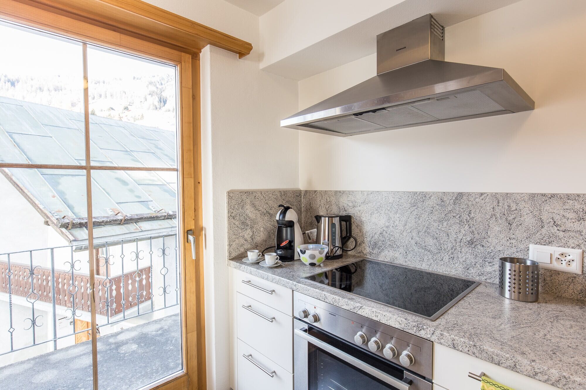 Réfrigérateur, four, lave-vaisselle, cafetière/bouilloire