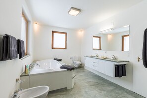 Douche, serviettes fournies