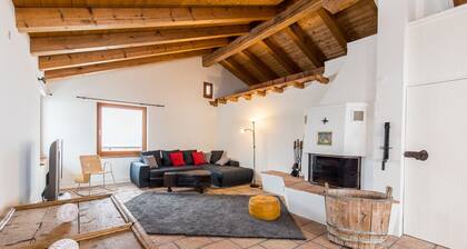 Chasa La Tschuffa: Exclusive house with 4.5-room maisonette at the foot of Tarasp Castle