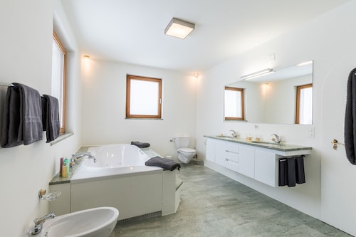 Chasa La Tschuffa: Exklusives Haus mit 4.5-Zimmer Maisonette am Fusse des Schloss Tarasp