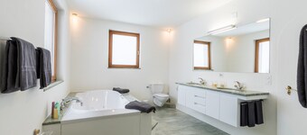 Chasa La Tschuffa: Exclusive house with 4.5-room maisonette at the foot of Tarasp Castle