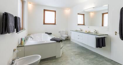 Chasa La Tschuffa: Exklusives Haus mit 4.5-Zimmer Maisonette am Fusse des Schloss Tarasp