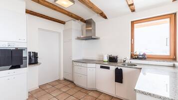 Réfrigérateur, four, lave-vaisselle, cafetiÚre/bouilloire