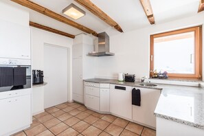 KĂŒhlschrank, Ofen, GeschirrspĂŒler, Wasserkocher mit Kaffee-/Teezubehör