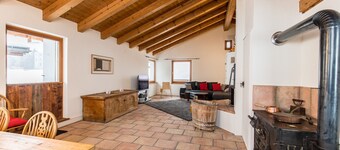 Chasa La Tschuffa: Exclusive house with 4.5-room maisonette at the foot of Tarasp Castle