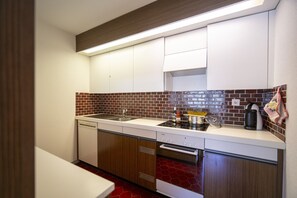 Kjøleskap, ovn, oppvaskmaskin og kaffetrakter/tekoker