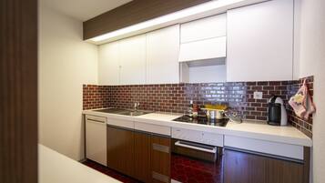 Kühlschrank, Ofen, Geschirrspüler, Wasserkocher mit Kaffee-/Teezubehör